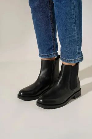 CLASSIC CHELSEA BOOTS