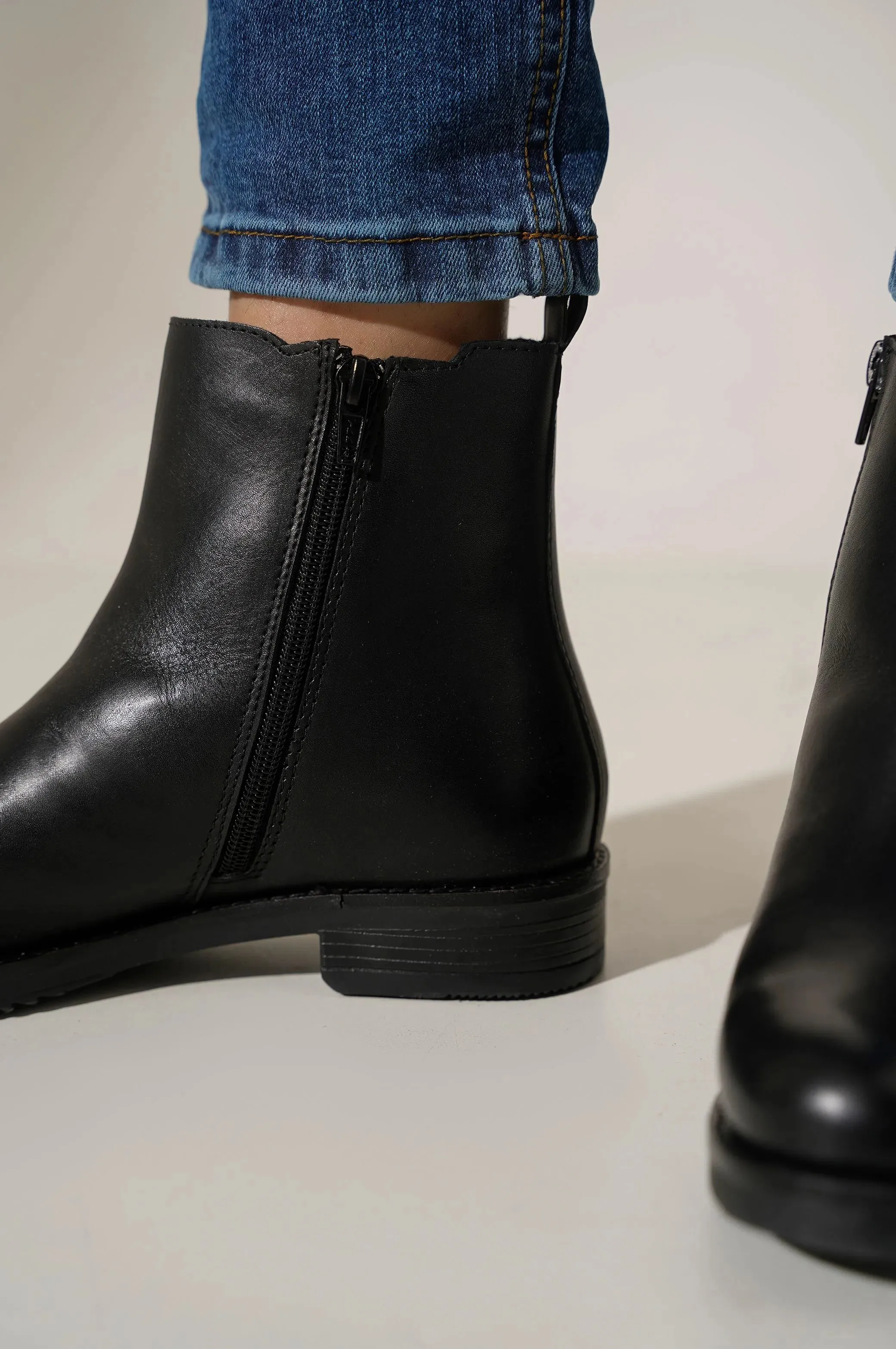 CLASSIC CHELSEA BOOTS