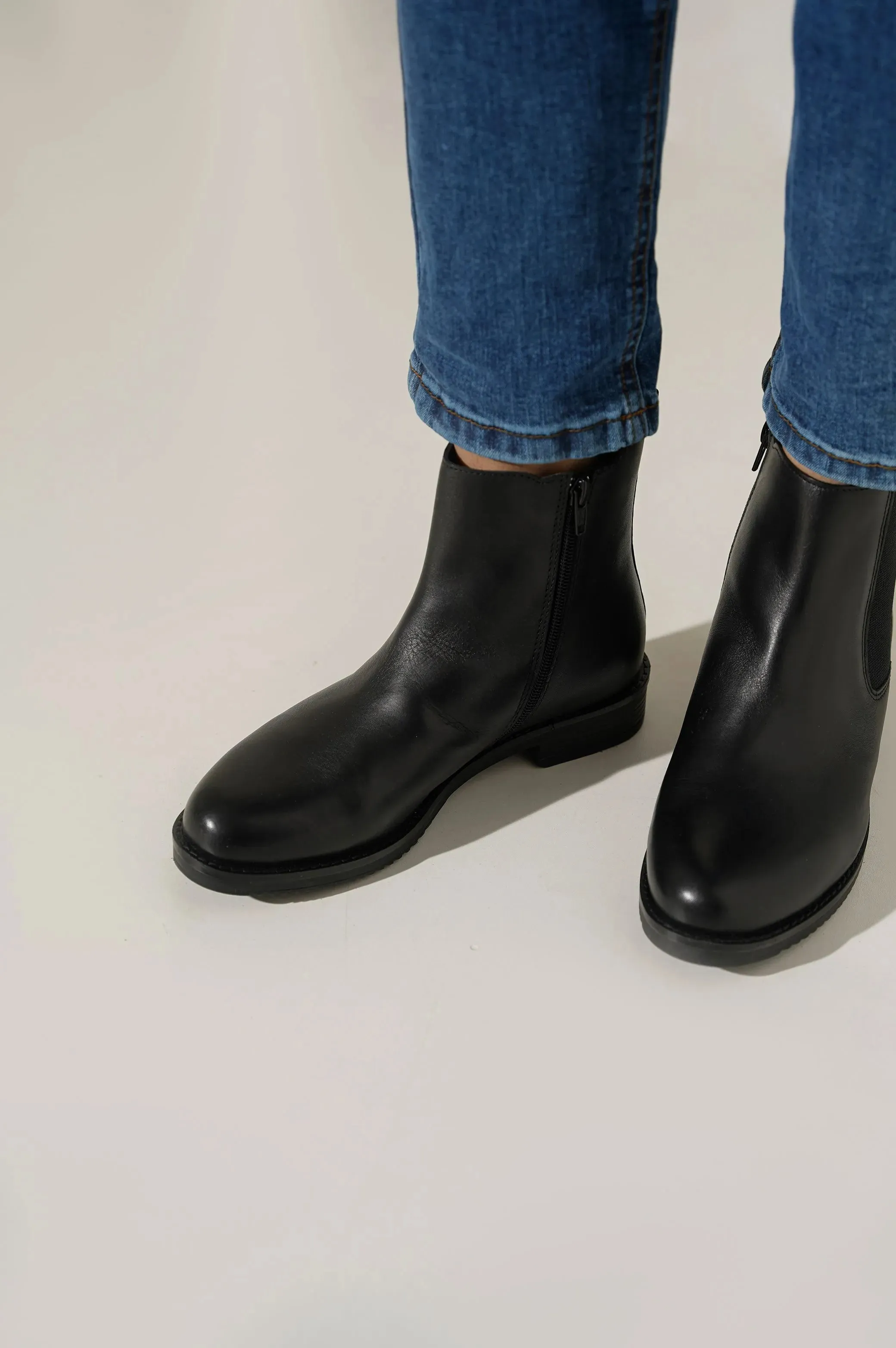 CLASSIC CHELSEA BOOTS